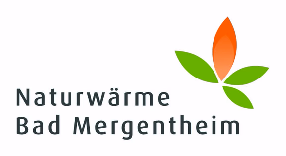 Rechts oben am Schriftzug "Naturwärme Bad Mergentheim" sind 4 längliche Blätter kreisförmig angeordnet. 3 davon sind grün eines hat 2 Orangetöne.