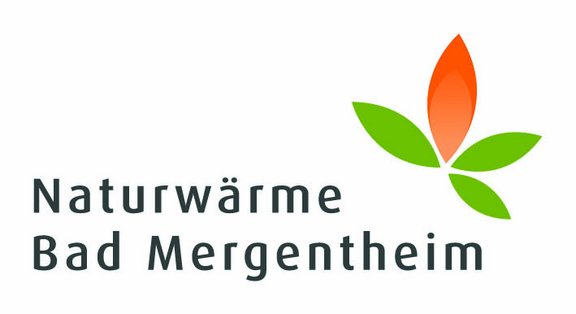 Rechts oben am Schriftzug "Naturwärme Bad Mergentheim" sind 4 längliche Blätter kreisförmig angeordnet. 3 davon sind grün eines hat 2 Orangetöne.