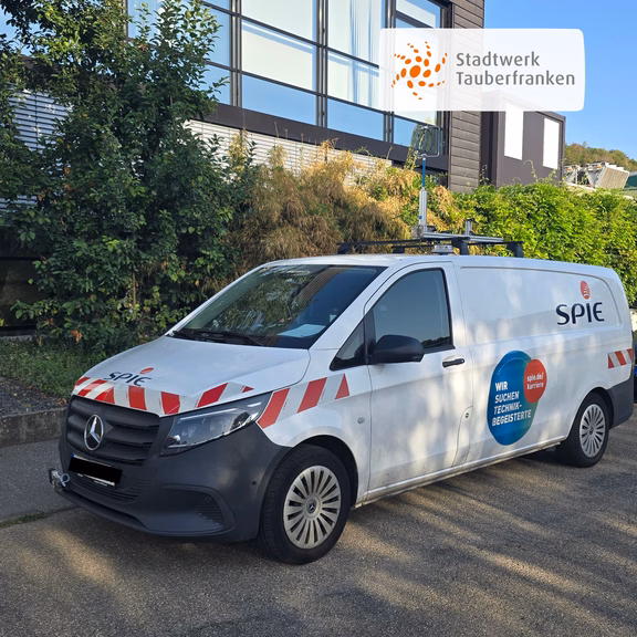 Rohrnetzüberprüfung Weißes Messfahrzeug der Firma SPIE mit Sensorik auf dem Fahrzeugdach. Das Fahrzeug wird im Auftrag des Stadtwerks Tauberfranken zur Kontrolle des Gasrohrnetzes und zur Erkennung möglicher Undichtigkeiten eingesetzt.