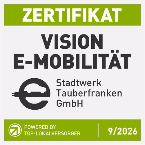 Vision E-Mobilität Ein Zertifikatslabel von TOP Lokalversorger mit grünen Highlights und schwarzer Schrift. auf dem steht, dass das Stadtwerk Tauberfranken als "Vision E-Mobilität" ausgezeichnet ist.