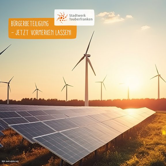 Solarmodule und Windräder in einer Landschaft bei Sonnenuntergang. Im Vordergrund befinden sich Photovoltaik-Paneele, während im Hintergrund mehrere Windkraftanlagen stehen. Darüber liegt ein Banner mit dem Logo von Stadtwerk Tauberfranken und dem Text: 'Bürgerbeteiligung – Jetzt vormerken lassen!'