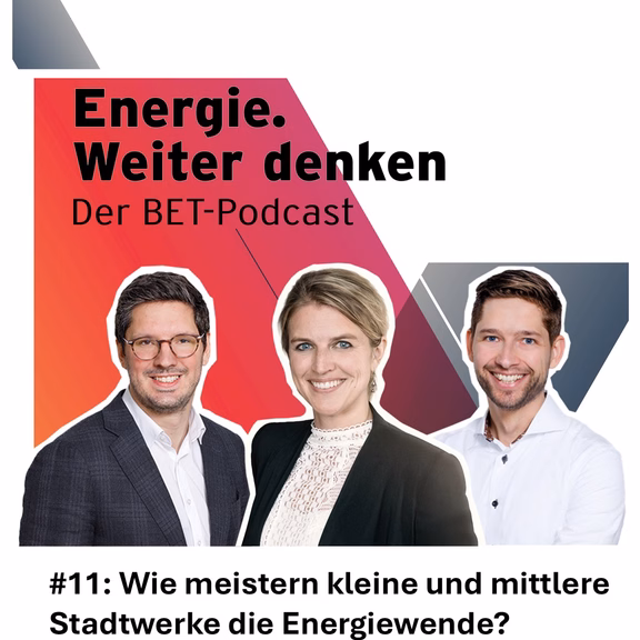 Energie. Weiter denken Podcast-Cover „Energie. Weiter denken – Der BET-Podcast“ mit drei Porträtfotos der Gesprächsteilnehmer vor farbigem Hintergrund; Titel der Folge: „#11: Wie meistern kleine und mittlere Stadtwerke die Energiewende?“ sowie Hinweis auf Ann-Kathrin Murphy vom Stadtwerk Tauberfranken.