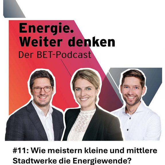 Energie. Weiter denken Podcast-Cover „Energie. Weiter denken – Der BET-Podcast“ mit drei Porträtfotos der Gesprächsteilnehmer vor farbigem Hintergrund; Titel der Folge: „#11: Wie meistern kleine und mittlere Stadtwerke die Energiewende?“ sowie Hinweis auf Ann-Kathrin Murphy vom Stadtwerk Tauberfranken.