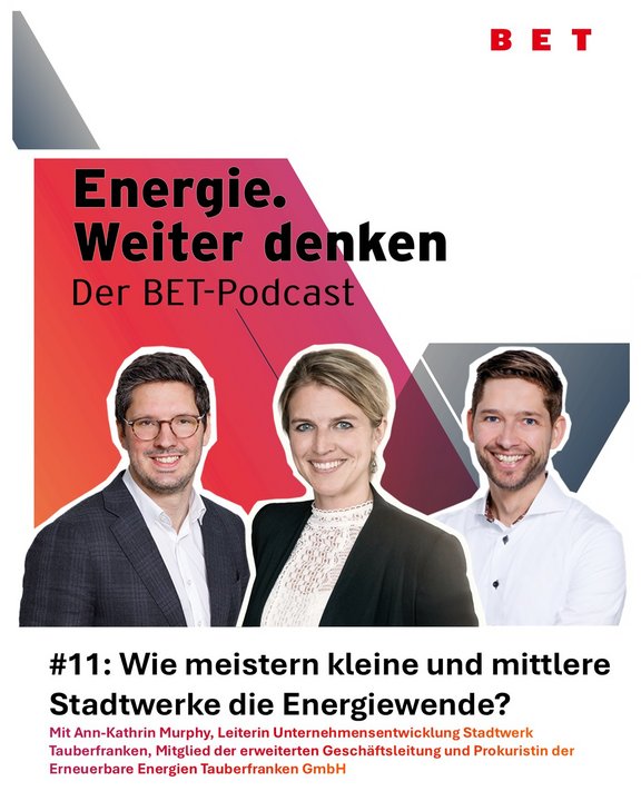 Energie. Weiter denken Podcast-Cover „Energie. Weiter denken – Der BET-Podcast“ mit drei Porträtfotos der Gesprächsteilnehmer vor farbigem Hintergrund; Titel der Folge: „#11: Wie meistern kleine und mittlere Stadtwerke die Energiewende?“ sowie Hinweis auf Ann-Kathrin Murphy vom Stadtwerk Tauberfranken.