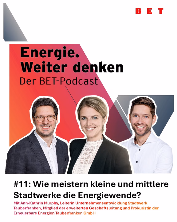 Energie. Weiter denken Podcast-Cover „Energie. Weiter denken – Der BET-Podcast“ mit drei Porträtfotos der Gesprächsteilnehmer vor farbigem Hintergrund; Titel der Folge: „#11: Wie meistern kleine und mittlere Stadtwerke die Energiewende?“ sowie Hinweis auf Ann-Kathrin Murphy vom Stadtwerk Tauberfranken.