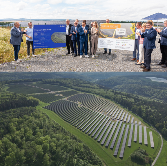 Oben: Eine Gruppe von rund einem Dutzend Personen steht auf einem Schotterweg inmitten einer hügeligen Landschaft. Sie präsentieren zwei große Infotafeln zum „Solarpark Gickelfeld“. Einige klatschen, andere lächeln in die Kamera. Rechts im Hintergrund steht ein Sonnenschirm, der Schatten spendet. Unten: Eine Drohnenaufnahme zeigt den weitläufigen Solarpark Gickelfeld. Die Solarpaneele sind in langen, parallelen Reihen angeordnet und eingebettet in eine grüne, bewaldete Hügellandschaft.