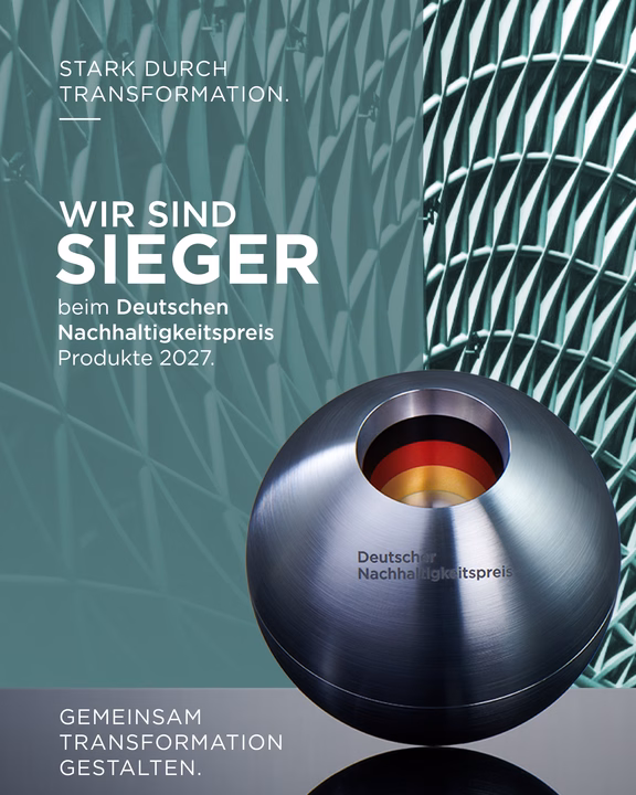 Deutscher Nachhaltigkeitspreis Produkte Motiv zum Deutschen Nachhaltigkeitspreis Produkte 2027 mit der Aufschrift ‚Wir sind Sieger‘ und der Trophäe des Deutschen Nachhaltigkeitspreises.