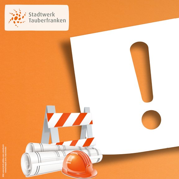 Auf einem kräftigen orangefarbenen Hintergrund ist oben links das Logo des Stadtwerks Tauberfranken zu sehen. Rechts im Bild ist ein großen weißes Ausrufezeichen und unten links ein Bauarbeiterhelm, eine Absperrbarke und 2 Pläne zu sehen. Die Farben sind durchweg weiß und verschiedene Orangetöne.