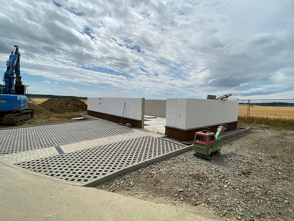 die ersten ca. 1,5 Meter Wandhöhe der Druckerhöhungsanlage im Rohbau
