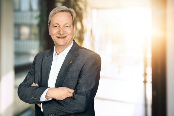 Geschäftsführer Dr. Schön im Portrait mit verschränkten Armen