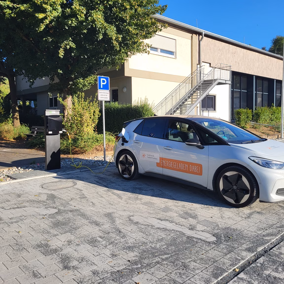 Ladesäule Althausen Öffentliche AC-Ladesäule mit zwei Ladepunkten in Althausen. Ein Elektrofahrzeug der Stadtwerk Tauberfranken lädt auf dem neu gestalteten Parkplatz.