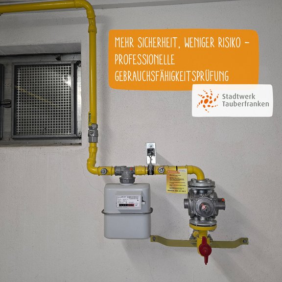 Die Gasinneninstallation wird mit einer gelben Gasleitung durch die Wand in den Keller geführt. Dort befindet sich dann der graue Gaszähler. Die Inneninstallation ist an einer weißen Kellerwand angebracht.