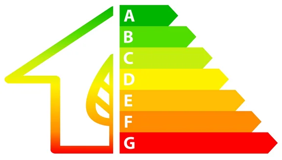 Energieeffizienzklassen Grafik in Form eines stilisierten Hauses mit Farbverlauf von Grün nach Rot, das eine Energieeffizienzskala darstellt. Die Skala reicht von A (sehr energieeffizient, grün) bis G (wenig effizient, rot). Im Inneren des Hauses befindet sich ein Blatt, das auf Nachhaltigkeit oder Umweltfreundlichkeit hinweist.