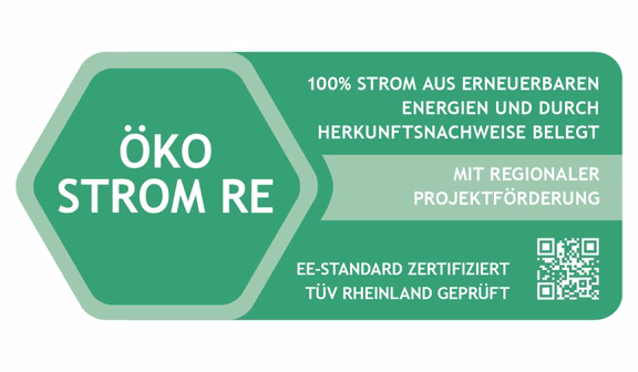 Grünes Ökostrom-Siegel „ÖKO STROM RE“. Hinweis auf 100 % Strom aus erneuerbaren Energien, belegt durch Herkunftsnachweise. Mit regionaler Projektförderung. Zertifiziert nach EE-Standard, geprüft durch TÜV Rheinland. Rechts unten befindet sich ein QR-Code.