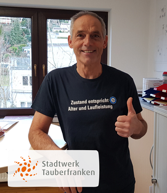 Mitarbeiter in dunklem T-Shirt als Portrait